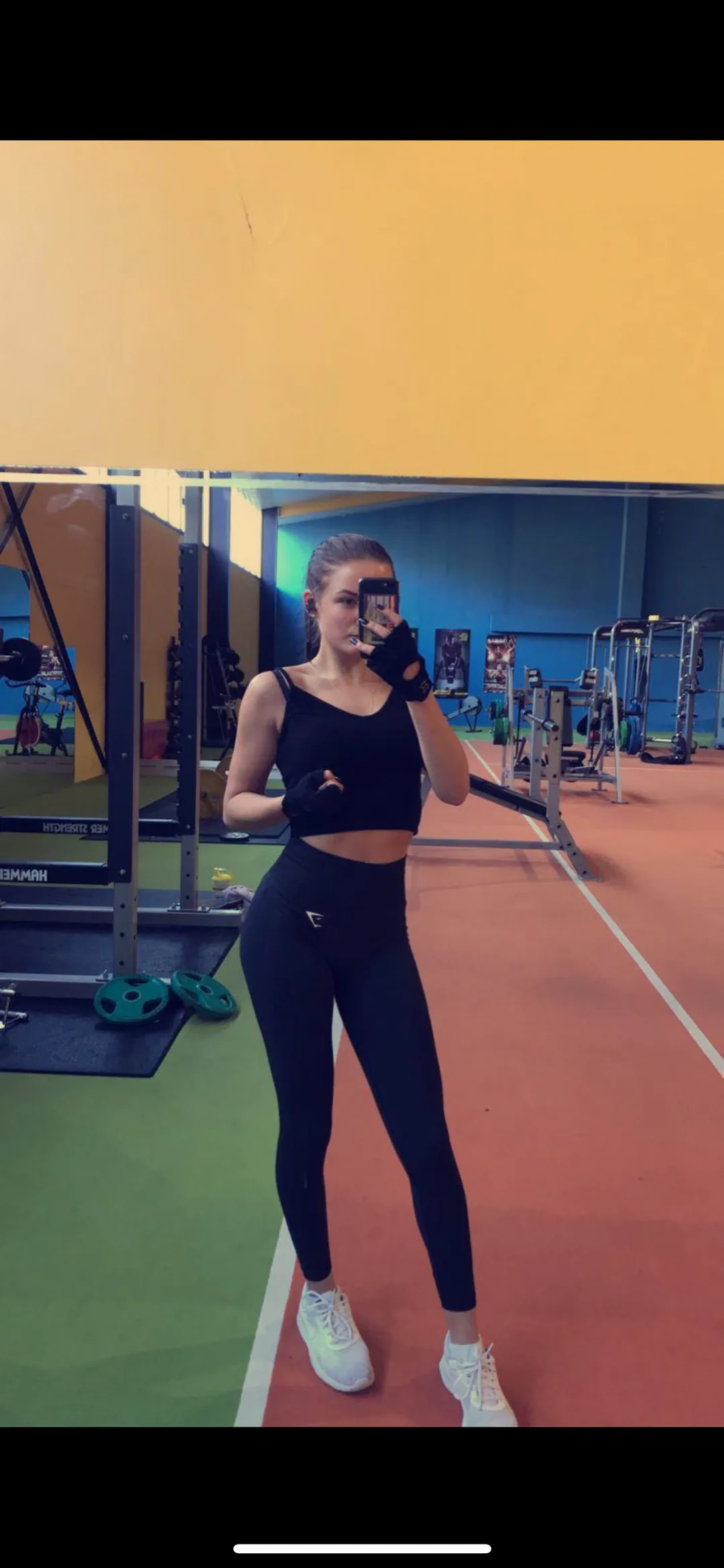 Maddy in einem Gym-Selfie aus der Tiefphase mit Untergewicht